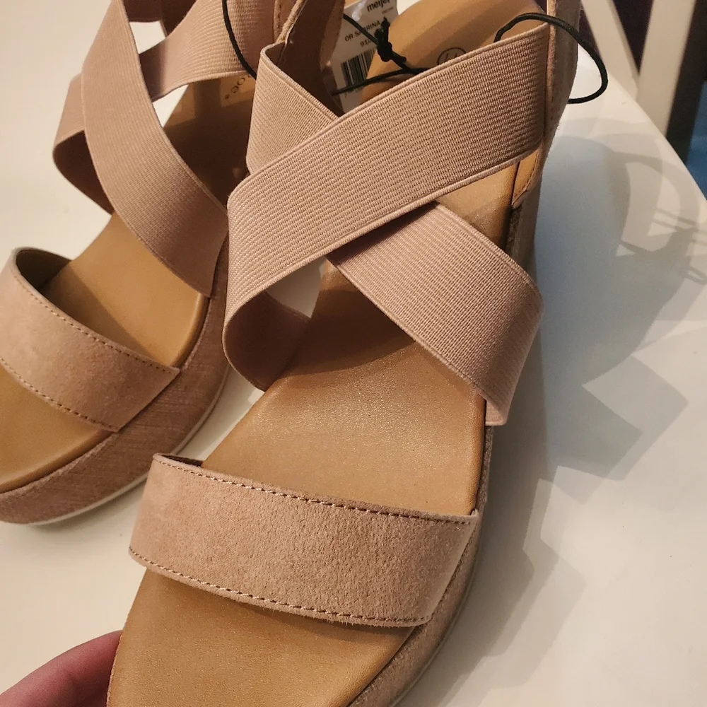 Tan color platforms size 11 women's new with tags 3 inches high